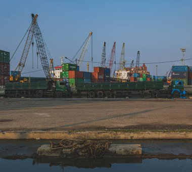 Jakarta, Endonezya - 9 Mayıs 2024 Port Sunda kelapa 'da birçok vinç, kamyon ve konteynır var..