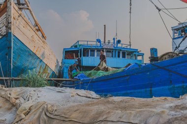 Jakarta, Endonezya - 9 Mayıs 2024 Mavi Phinisi yelkenlileri yakında denize açılmaya hazırlanıyor.