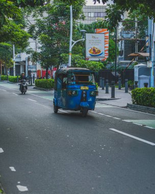 Jakarta, Endonezya - 11 Mayıs 2024 Cakarta 'da tek başına mavi bir Bajaj, dar bir sokakta dolaştı..
