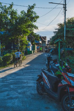 Balikpapan, Endonezya - 30 Mayıs 2024 Öğleden sonra köyün etrafında birlikte oynuyorlar.