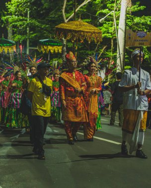 Balikpapan, Endonezya - 5 Haziran 2024. Mankenler Endonezya kültür festivali defilesinde geçit töreninde yürüyorlar..