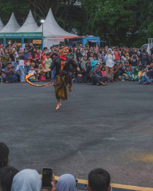 Balikpapan, Endonezya - 5 Haziran 2024 Bu gösteri Doğu Java, Endonezya 'dan Tari Bantengan veya Bull dansının bir parçasıdır..