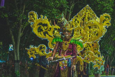 Balikpapan, Endonezya - 5 Haziran 2024 Endonezya kültür festivali defilesinde geçit töreninde yürüdü..