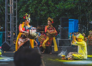 Balikpapan, Endonezya - 5 Haziran 2024. Bu ritüel Batı Java - Endonezya 'nın geleneksel dansıdır..