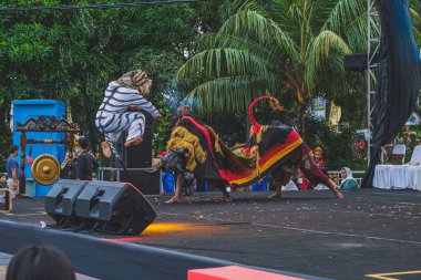 Balikpapan, Endonezya - 5 Haziran 2024 Bu gösteri Doğu Java, Endonezya 'dan Tari Bantengan veya Bull dansının bir parçasıdır..