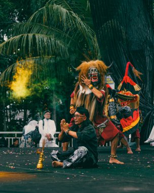 Balikpapan, Endonezya - 5 Haziran 2024 Bu gösteri Doğu Java, Endonezya 'dan Tari Bantengan veya Bull dansının bir parçasıdır..