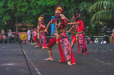 Balikpapan, Endonezya - 5 Haziran 2024. Maske Dansı, Endonezya, Batı Java, Cirebon 'dan geleneksel bir danstır..