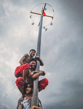 Balikpapan, Endonezya - 18 Ağustos 2024. Bu popüler bir Endonezya geleneğidir, 17 Ağustos 'ta Bağımsızlık Günü' nde genellikle bir yarışma olarak düzenlenir..