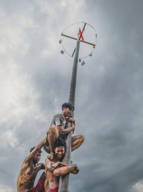 Balikpapan, Endonezya - 18 Ağustos 2024. Bu popüler bir Endonezya geleneğidir, 17 Ağustos 'ta Bağımsızlık Günü' nde genellikle bir yarışma olarak düzenlenir..