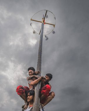 Balikpapan, Endonezya - 18 Ağustos 2024. Bu popüler bir Endonezya geleneğidir, 17 Ağustos 'ta Bağımsızlık Günü' nde genellikle bir yarışma olarak düzenlenir..
