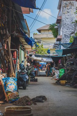 Balikpapan, Endonezya - 26 Haziran 2024 Donanım bitpazarının durumu. Güneşli bir günde saçılmış aletler ve donanım ürünleri satılıyor..