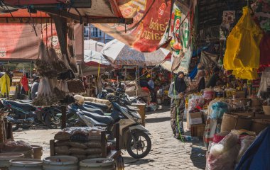 Balikpapan, Endonezya - 26 Haziran 2024. Bu Pandan Sari geleneksel pazarı kapsamlı ve ekonomik kabul edilmektedir..