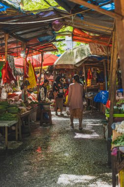 Balikpapan, Endonezya - 26 Haziran 2024. Bu pazar kapsamlı ve uygun fiyatlı kabul edilmektedir. Ancak insanlar bunaltıcı sıcaktan dolayı gün içinde alışveriş yapma eğilimindedirler..