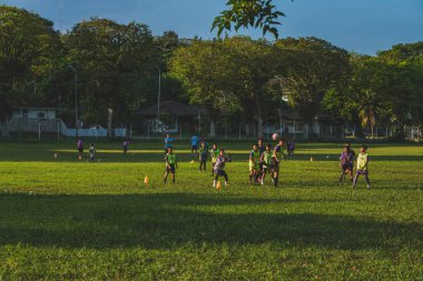 Balikpapan, Endonezya - 4 Temmuz 2024 Bir spor sahasında futbol ya da futbol maçı oynuyorlar.