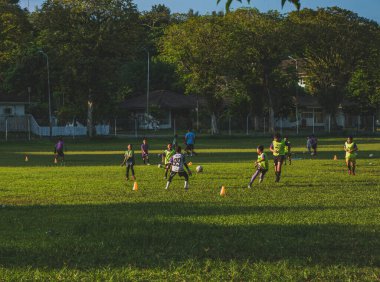 Balikpapan, Endonezya - 4 Temmuz 2024 Bir spor sahasında futbol ya da futbol maçı oynuyorlar.