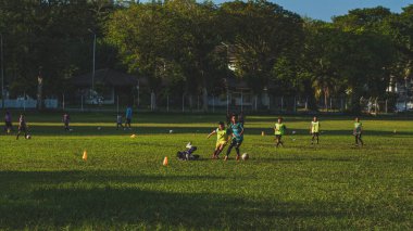 Balikpapan, Endonezya - 4 Temmuz 2024 Bir spor sahasında futbol ya da futbol maçı oynuyorlar.