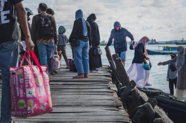 Balikpapan, Endonezya - 26 Haziran 2024. Koltuklar dolduğunda feribot Balikpapan Körfezi 'nden geçecek ve yolcuları gidecekleri yere götürecek..