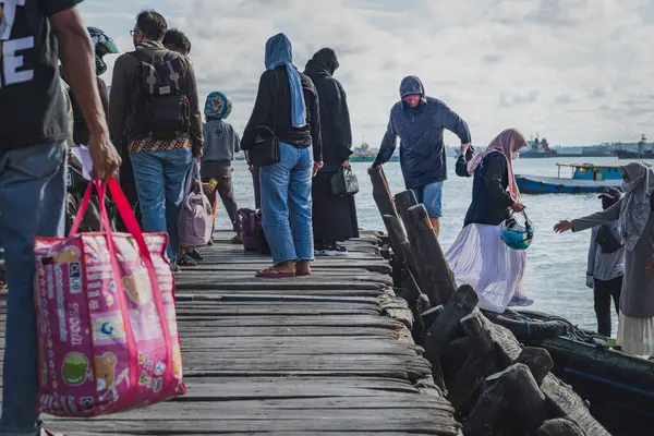 Balikpapan, Endonezya - 26 Haziran 2024. Koltuklar dolduğunda feribot Balikpapan Körfezi 'nden geçecek ve yolcuları gidecekleri yere götürecek..
