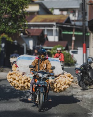 Balikpapan, Endonezya - 12 Eylül 2024. Pişmiş ve plastikle paketlenmiş krakerler müşterilere dağıtılmaya hazır..