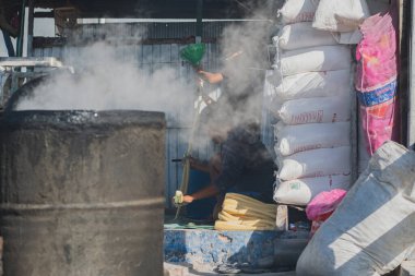 Balikpapan, Endonezya - 12 Eylül 2024. Yaptıkları krakerler hala uzun ve o kesmeden önce sosis şeklinde..