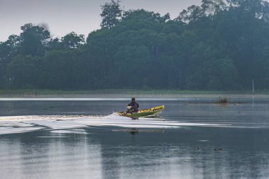 Balikpapan, Endonezya - 13 Ekim 2024. Balıkçı balık tutmaya başlamak için balık avlama yerine gidiyor..