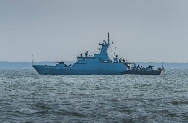 Balikpapan, Endonezya - 24 Ekim 2024 Sampari sınıfı KRI Tombak 629, sakin sularda yüzüyor. Gemi bir silah kulesi ve diğer askeri teçhizatla donatılmıştır..