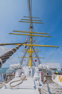 Balikpapan, Endonezya - 24 Ekim 2024 Endonezya Deniz Barque KRI Bima Suci 'nin açık mavi gökyüzüne yükselen direği.