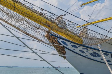 Balikpapan, Endonezya - 24 Ekim 2024. Mahabharata destanından efsanevi savaşçı Bima 'nın heykeli KRI Bima Suci' nin yayını süslüyor. Endonezya kültürüne ve mitolojisine bir övgü.