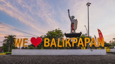 Balikpapan, Endonezya - 19 Eylül 2024 İkonik Dayak heykeli ve canlı 