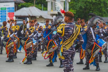 Balikpapan, Endonezya - 27 Ekim 2024. Davul şefi pazar sabahı askeri geçit törenine önderlik ediyor. Ayrılan öğrencilere veda etmek için..