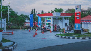 Balikpapan, Endonezya - 3 Eylül 2024. Balikpapan 'da bir benzin istasyonu..