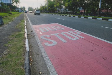 Balikpapan, Endonezya - 3 Eylül 2024. Kaldırımdaki otobüs durağı tabelasının yakın görüntüsü..