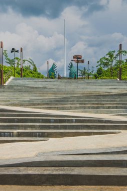 IKN, Endonezya - 24 Kasım 2024. Endonezya 'nın yeni başkenti Nusantara' nın anıtsal bir kanat heykeline ve en uzun bayrak direğine giden büyük bir merdiven..