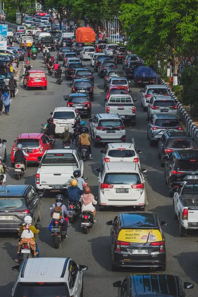 Balikpapan, Endonezya - 9 Kasım 2024. Trafiğin yoğunluğu öğleden sonraları herkes işten çıkmaya çalışırken tıkanıklığa neden olur..