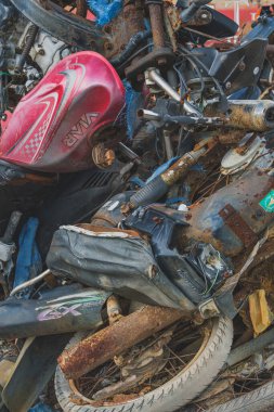 Balikpapan, Endonezya - 19 Kasım 2024. Hurdalıkta paslı motosikletler yığını. Görüntü, bir zamanlar işlevsel olan bu araçların bozulma ve ihmalini gösteriyor..