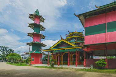 Balikpapan, Endonezya - 28 Aralık 2024 Muhammed Cheng Hoo Camii Arap ve Çin mimari etkilerinin büyüleyici bir karışımını sunar..