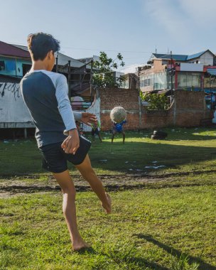 Balikpapan, Endonezya - 20 Ocak 2025. Onlar öğleden sonra futbol ya da futbol oynarlar..