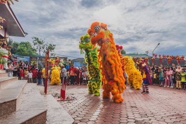 Balikpapan, Endonezya - 29 Ocak 2025 Altı aslan dansı kalabalığı eğlendiriyor, Çin 'in yeni yılını karşılıyor.