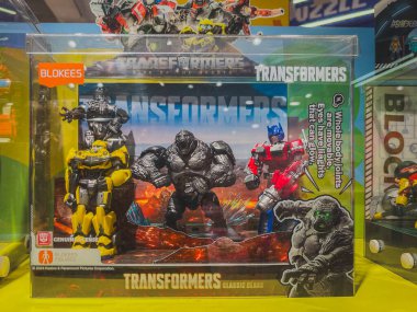 Balikpapan, Endonezya - 30 Mart 2025. Transformers filminden bir dizi aksiyon figürü: Canavarların Yükselişi, Bumblebee, Optimus Prime ve satılık bir goril Transformer 'ın yer aldığı.