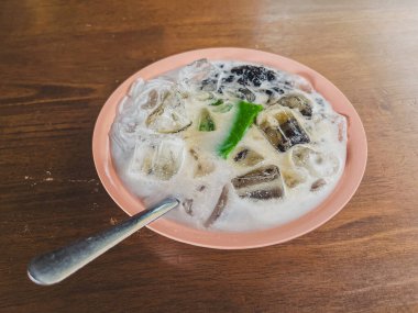 Pontianak, Batı Kalimantan 'dan geleneksel bir buzlu tatlı bir kase Ce Hun Tiau, hindistan cevizi sütü, sendol ve çimen reçelinden yapılır..