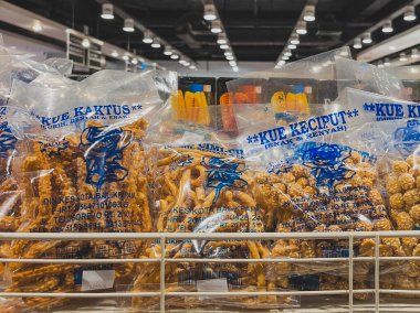 Balikpapan, Endonezya - Mayıs 2025. Ferrero Rocher çikolataları altın folyo ve plastik ambalajlarla perakende mağaza rafında sergileniyor..