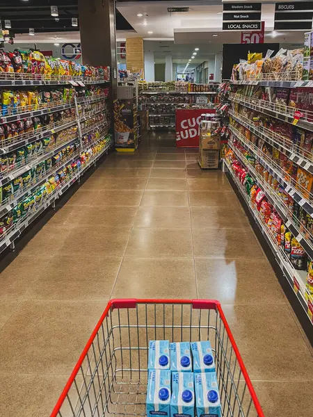 Balikpapan, Endonezya - Mayıs 2025. Ferrero Rocher çikolataları altın folyo ve plastik ambalajlarla perakende mağaza rafında sergileniyor..