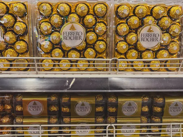 Balikpapan, Endonezya - Mayıs 2025. Ferrero Rocher çikolataları altın folyo ve plastik ambalajlarla perakende mağaza rafında sergileniyor..