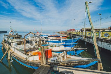 Balikpapan, Endonezya - 19 Nisan 2025 Kampung Atas yakınlarındaki bir rıhtımda dinlenen balıkçı tekneleri Balikpapan 'daki Rıhtım Köyü,