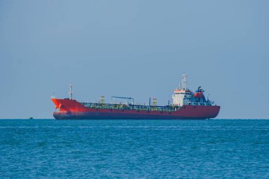 Kırmızı gövdeli tanker Endonezya 'nın Balikpapan Körfezi yakınlarında demirlemiş..
