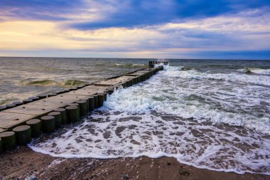 Yüksek ve çalkantılı deniz dalgaları büyük dalgalara çarpar ve kırılır..