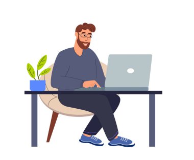Bilgisayarda çalışan genç bir iş adamı. Masada oturan ve Bilgisayarla Uzaktan Kumanda 'da çalışan Freelancer veya Writer. Düz Vektör İllüzyonu beyaz arkaplanda izole edildi