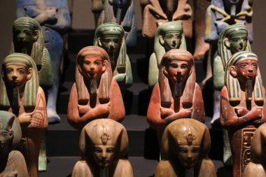 Tutankamon 'un mezarından çeşitli heykeller.