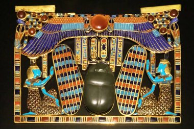 Tutankamon 'un mezarından bir göğüs zırhı.