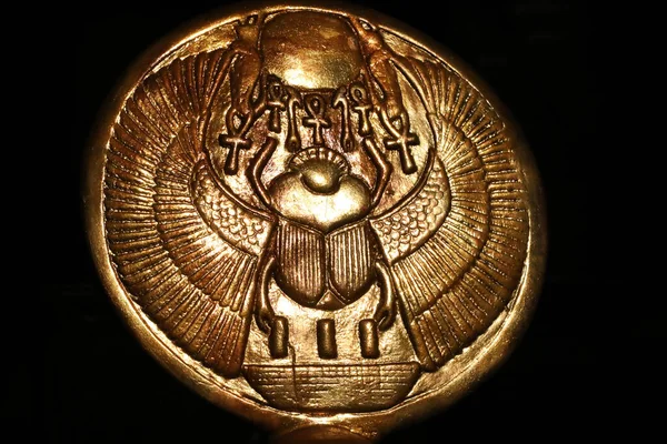 Arany Amulett Lemez Szárnyas Szkarabeusszal Tutanhamon Sírjából — Stock Fotó
